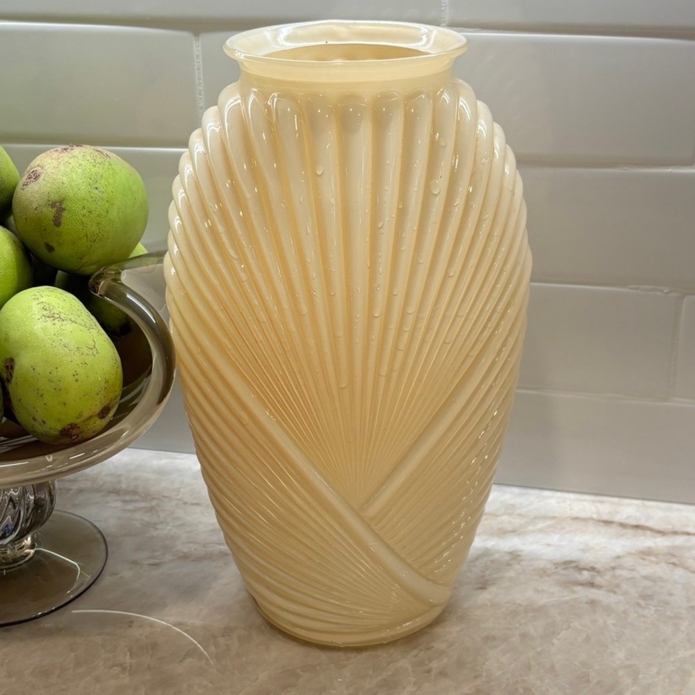 Vintage‎ Art Deco Style Satin Glass Vase Peach Cream Spiral Ribbed Swirl Large